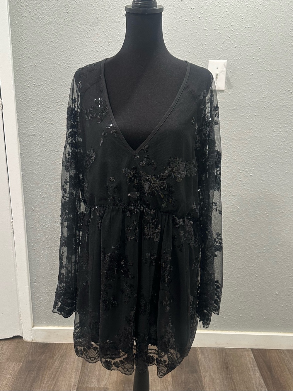 Boohoo Plus Size 16 Black Sequin Long Sleeve VNeck Pullover Dress Party Holiday - Picture 3 of 14